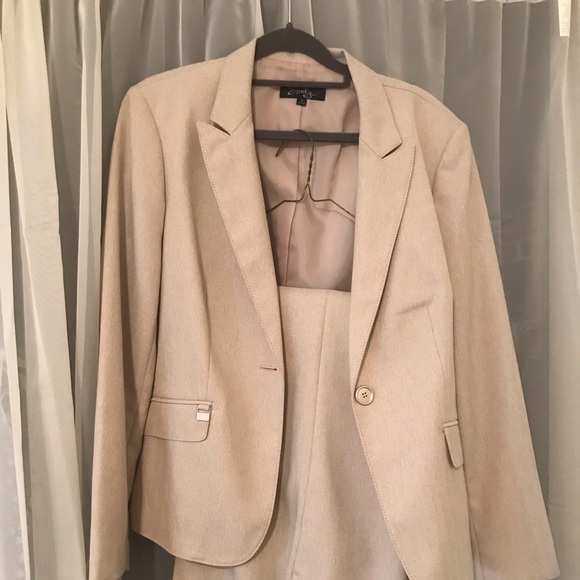 Ladies suit - Picture 2 of 4